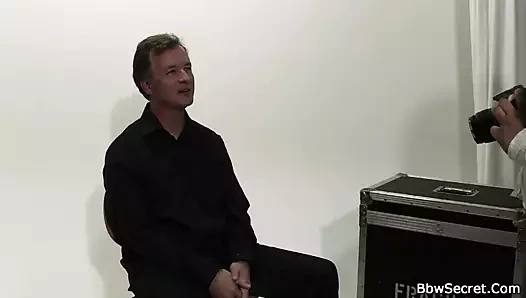 Büyük göbek dolgunlaştırıcı onun için bacaklar yayılır