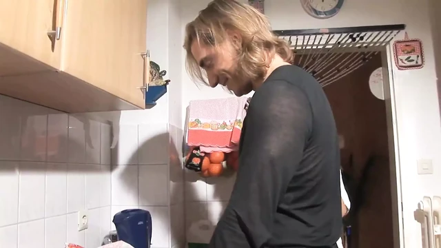 Olgun mutfakta emiyor ve sikişiyor