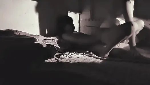 İşe gittiğimde üvey kızımın ne yaptığını görmek için bir kamera kurdum