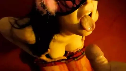 Seksi maskeli karısı ağzına boşalmak atış alır