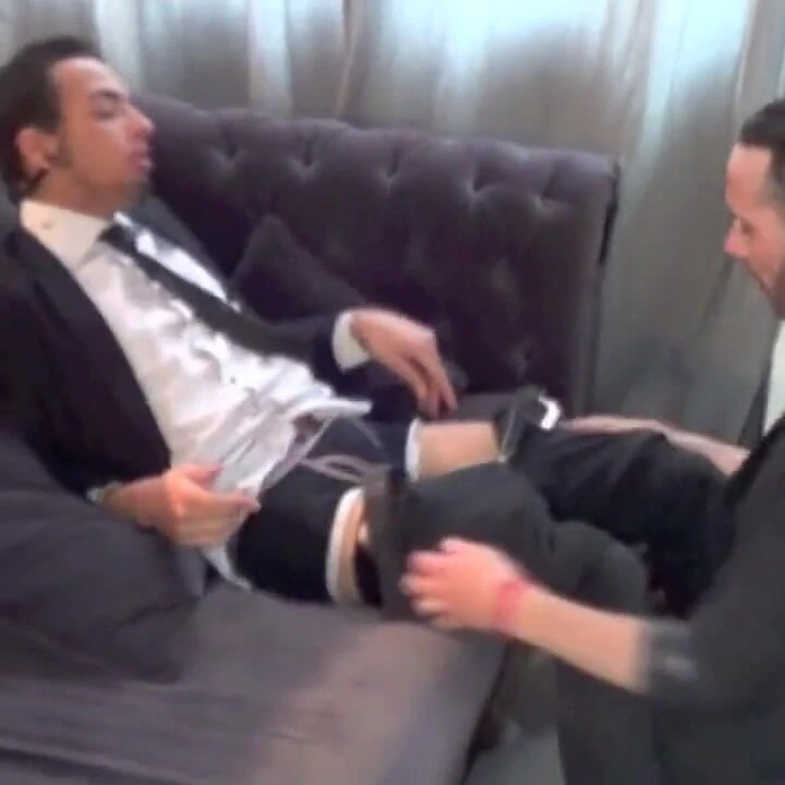 Tiago takım elbiseli ve sınıfta seksi latin twink tarafından sikiliyor