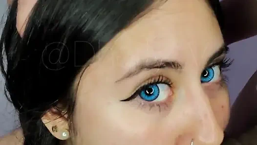 Güzel bir itaatkar gibi yarağımı lezzetli bir şekilde emdi