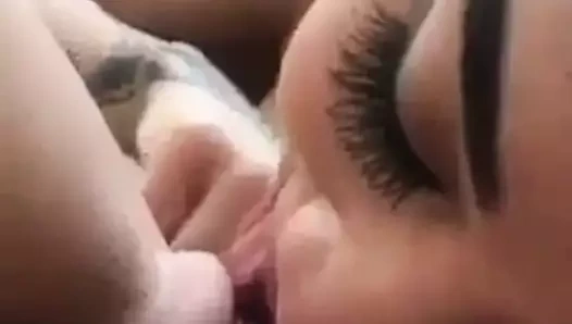 kız munching üzerinde KEDİ