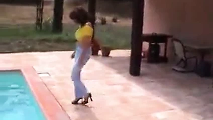 Marjorie havuzunda ıslanıyor - açık