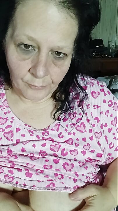 Nomaje up pijamalı sürtük uyanıyor ve porno götünden sokabilir