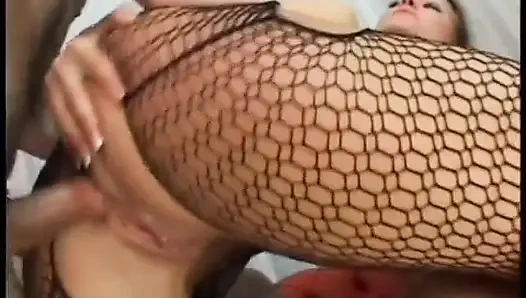 Две шлюшки, поедающие киску, трахают член ебаря и получают сливки