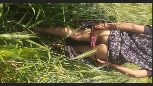 Köyün desi baldızı tarlada kayınbiraderinin önünde tarlada kıçını sikmek için çağırıyor, ormanda romantik seks videosu