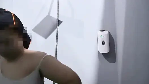 Güzel erkek arkadaşım için umumi spor salonu banyosunda duş yapıyorum - minokiiko