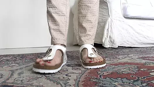 Beyaz ayak parmak ayırıcı terlik ve seksi kırmızı ayak tırnakları, ayak fetişi bayan victoria valente