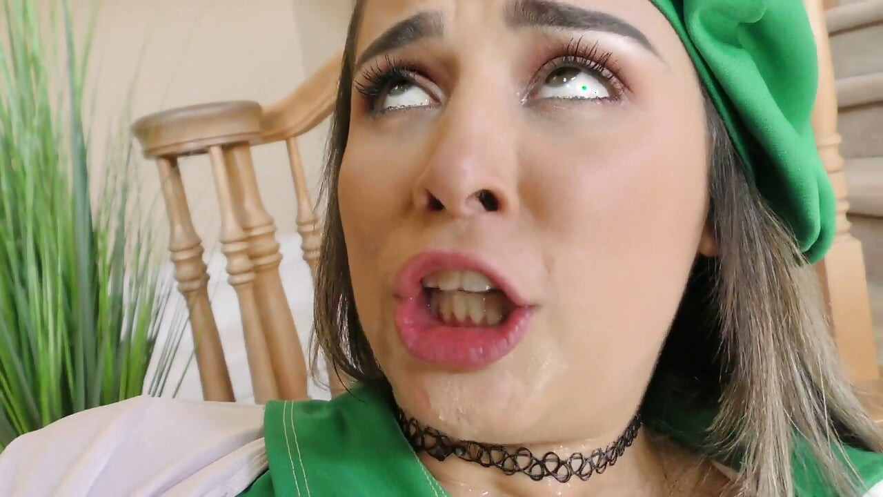 Seksi erkek delisi Kylie Rocket boşalmayı ve sert bir yarağa binmeyi seviyor