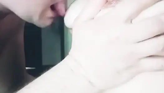 Göğüslerden krem şantiyi iyi yala, bir sürü krem şanti