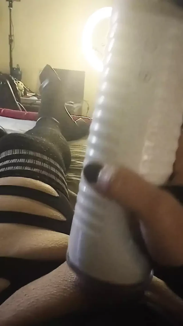 Сексуальный шмель поглаживает