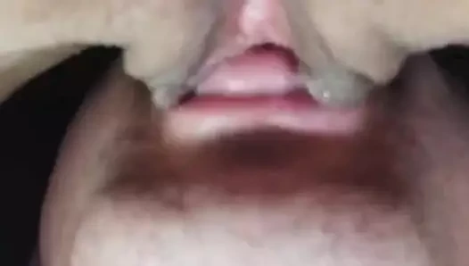 Genç kızın ıslak amcığı yalanıyor yakın çekim