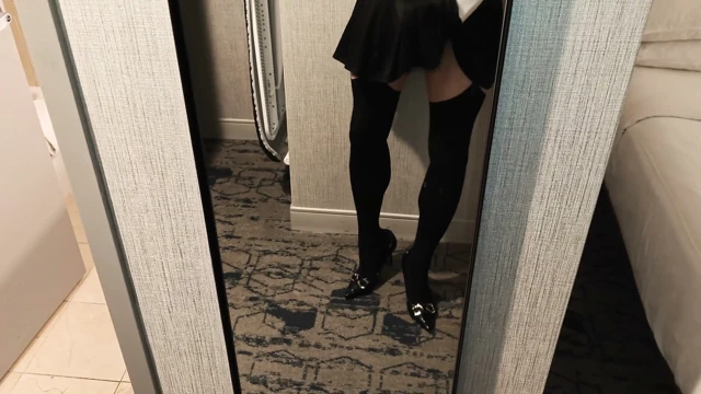 Otel odasında travesti çoraplarına ve topuklu ayakkabılarına boşalıyor