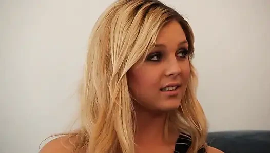 Ateşli bir kızıl saçlı ve ateşli bir sarışın lezbiyen seksini denemeye karar verir