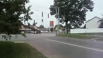 1992 gillig otobüsü evansville,indiana'da şehirden geçiyor