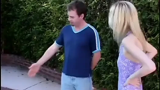 Utangaç çıplak genç kız yetişkin filmi için seçmeler yapıyor, emiyor ve sikişiyor