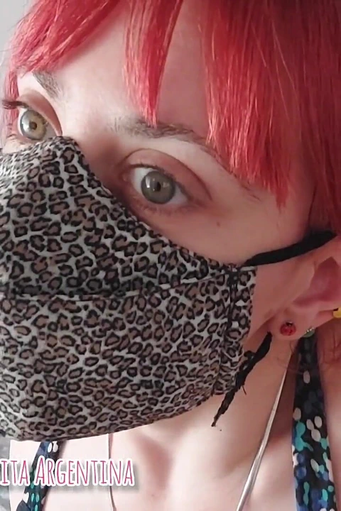 Tombul yanaklarla balon şişirme seansı!