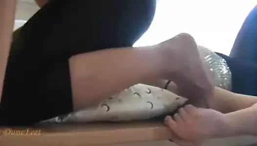 Sıcak Rus lezbiyenler facesitting içinde siyah tozluk