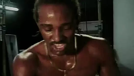 Büyük memeli sarışın orta yaşlı seksi kadın büyük zenci yarağı tarafından arkadan sikiliyor