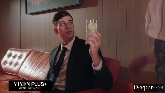 Derin. Yaramaz evli kadın Ellie Nova bağlanıyor ve sert sikiliyor