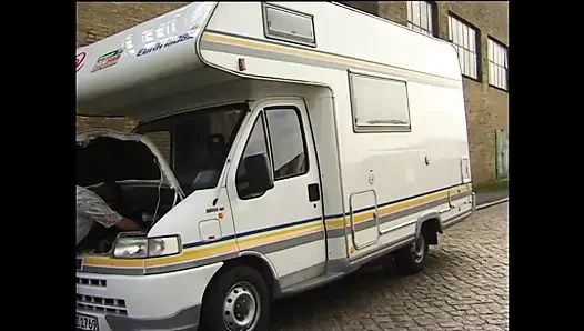 Yüze boşalmayı seven sarışın genç erkek avcısı ile arabada seks