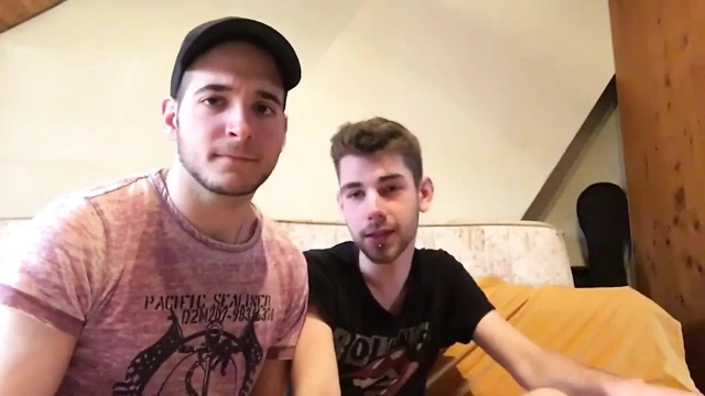 İlk kez en iyi arkadaşı tarafından sikiliyor - web kamerası