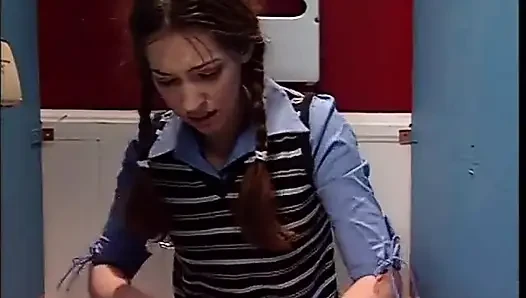 At kuyruklu üniversiteli kız hademeyi yalıyor ve sikiyor