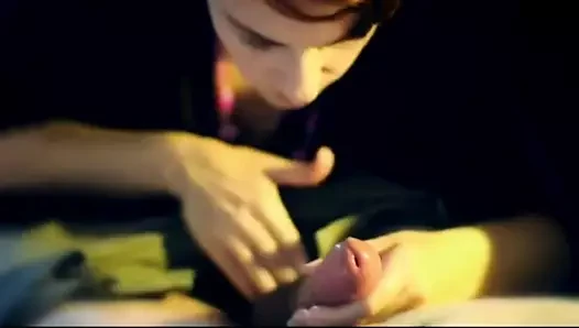Je me fais sucer au travail par une stagiaire