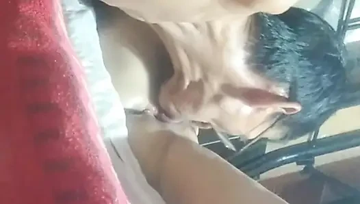 Kadın sikini götten amına sokmayı seviyor