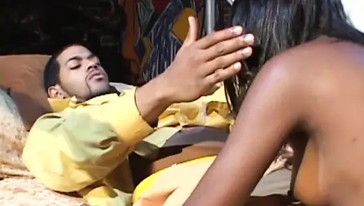 Büyük siyah yarak üzerinde güzel zenci kız... ağzına boşalma