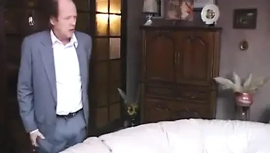 Kocası en iyi arkadaşıyla sikişirken şaşırıyor!