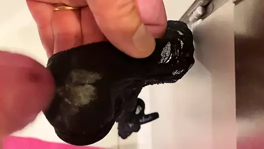 Branle sur culotte copine