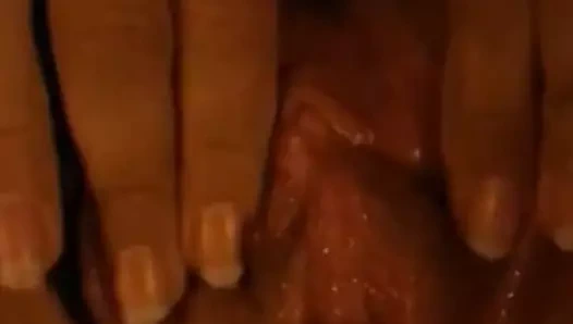 Kız büyük bir yapay penis ile maskeli