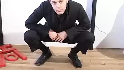 Mükemmel ayak parmaklarını gösteren seksi işadamı