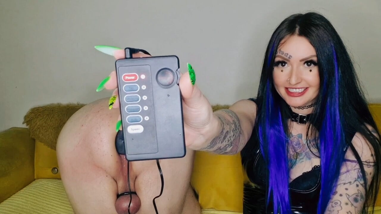 Yeni bir seks oyuncağının gözden geçirilmesi. Bir kölenin götü için anal elektrik tıkacı. Dominatrix Nika seks kölesi götüyle elektrikli titreşimlerle oynuyor.