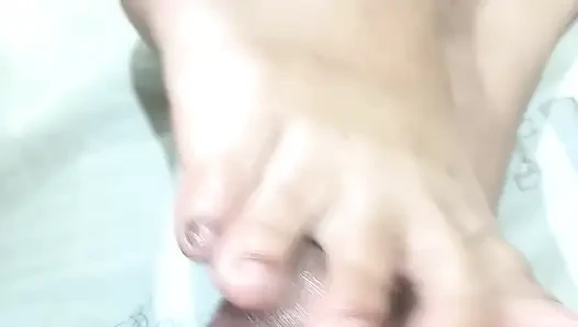 Bu pinay ayakla muamele becerisinden dölünü tutamıyor