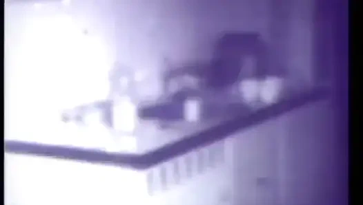 Azgın siyah beyaz orta yaşlı seksi kadın ve takma yarak dildo ile klasik üçlü grup seks (ses yok ama müzik)