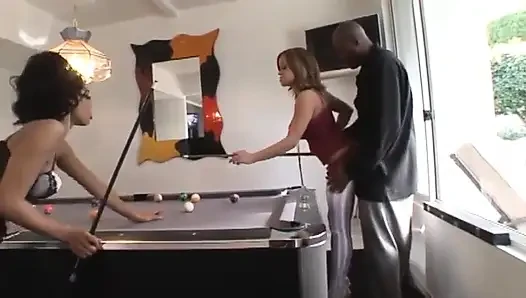 İki zenci hatun sert sikiliyor