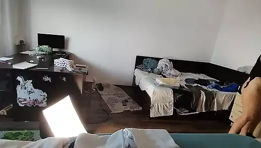 Seksi evli kadın ev işlerini çıplak yapıyor. Karısının büyük götüne boşalmak. Bir çiftle ateşli ön sevişme, yağ ile masaj