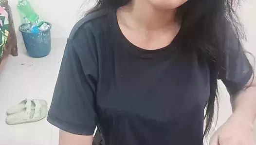 Üniversiteli kızlar üvey erkek kardeş tarafından sikiliyor.