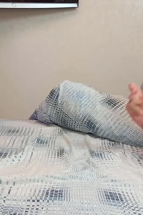 Seksi orta yaşlı seksi kadın şehvetli bir sakso çekiyor ve ağzına boşaltıyor