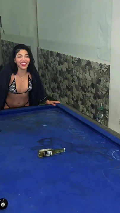 Arkadaşım ve ben şişe oynuyoruz sonunda harika olacağız! | Klip 1