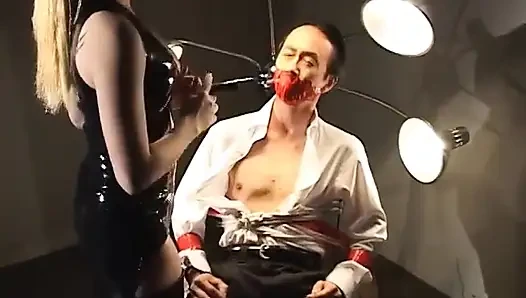 Sarışın sahibe Aiden Starr Asyalı itaatkar adama bazı cbt dersleri veriyor