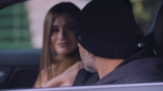 Azgın Hatun Deri Kanepede Iki Adam Tarafından Iki Kez Sert Sikiliyor