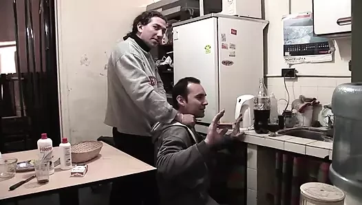 Gorda yarak emerken yarağını oynatıyor