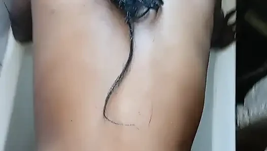 Zenci kız beyaz yarağı emiyor ve domalarak sikiliyor