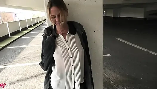 Azgın Sarışın Alman Orospu Otoparka Gönderildi ve Sevişti