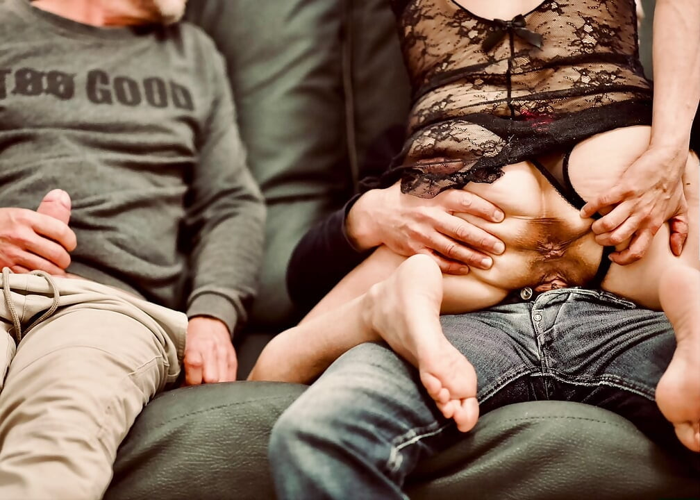 Kocamın bir arkadaşının önünde fahişe gibi gösteriş yapıyorum ve sikilmemi izliyor. Sizin için fotoğraf slayt gösterisi