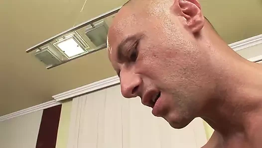 Sarışın fahişe nine mutfak masasında sikişiyor